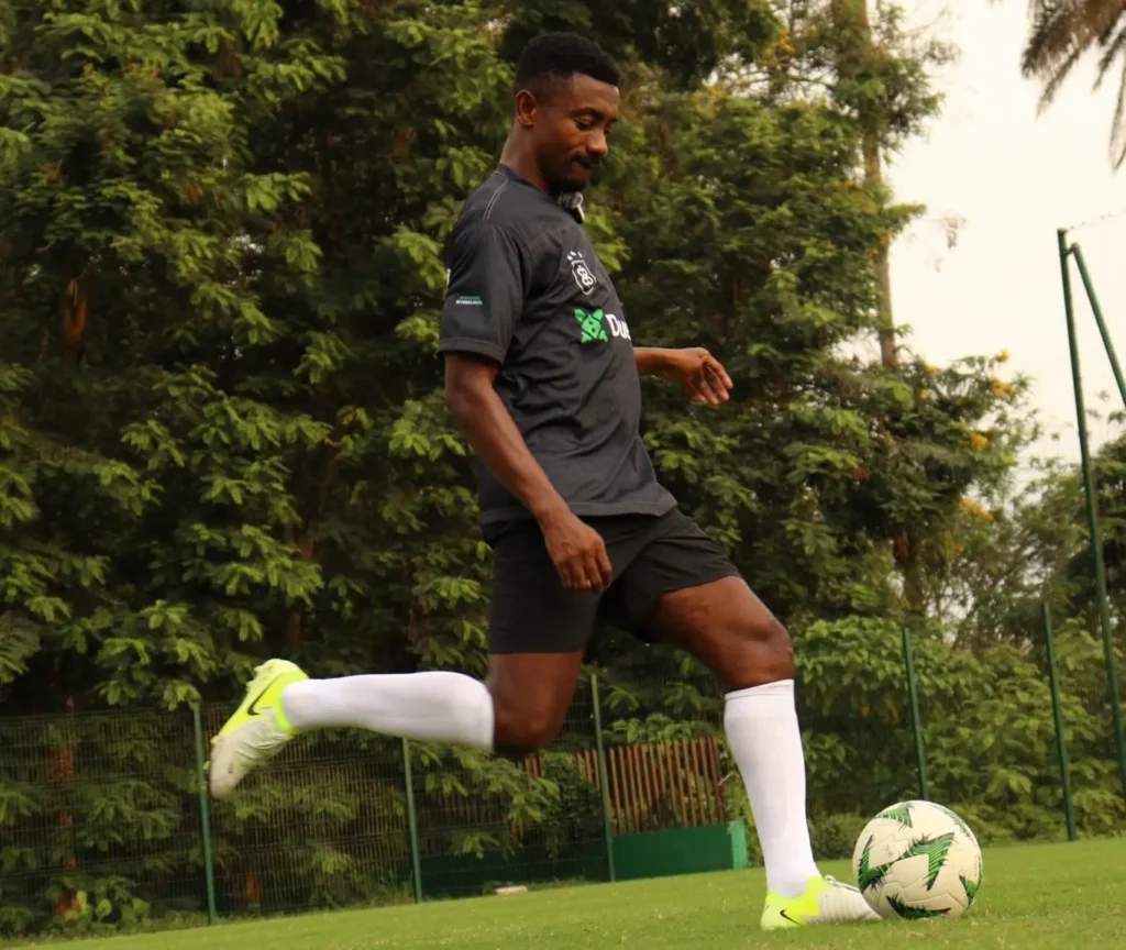 Salomon Kalou at football training in Duelbits kit