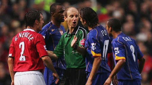 Players surround the referee during Manchester United v Arsenal in 2005.