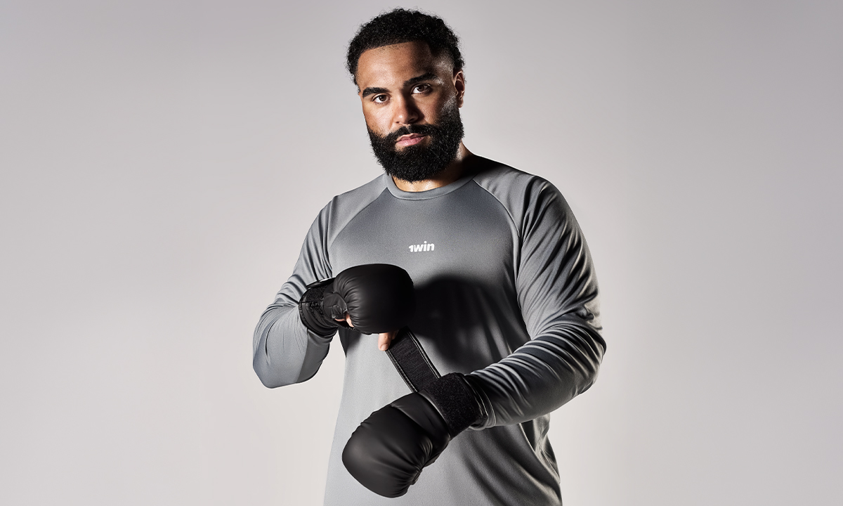 Gable Steveson poses for 1win